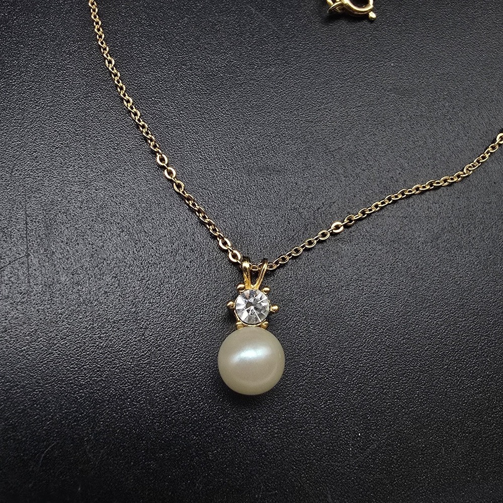 Avon Faux Pearl Pendant Necklace Gold Tone Dainty Vintage Costume Jewelry